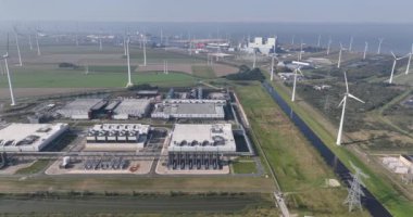 Veri merkezi, Eemshaven, Hollanda 'da internet altyapısı. Hava aracı görünümü.