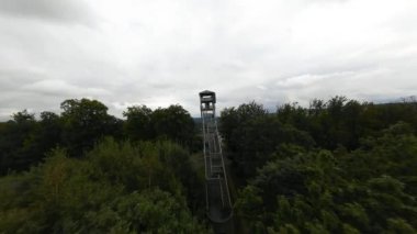 FPV, Belçika 'nın Ardennes kentindeki Lüksemburg eyaletinde yer alan Bouillon şehrini ve Wallonia belediyesini ele geçiren panoramik bir izleme kulesinin içinden geçen insansız hava aracı videosu..