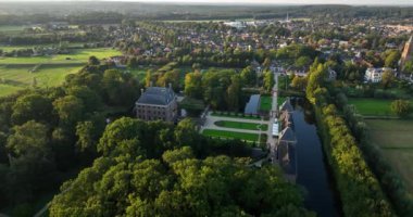 Amerongen Şatosu, Amerongen Şatosu Amerika 'nın Utrecht köyü yakınlarında anıtsal bir binadır. Hava aracı videosu.