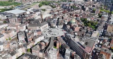 Charleroi, Wallonia, Belçika, belediye binası, Vauban Meydanı, Saint-Christophe Kilisesi, hava aracı manzaralı..