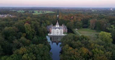 Renswoude Şatosu 'ndaki Kasteel Renswoude' un hava aracı videosu. Hollanda 'da..