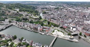 Namur Kalesi, Belçika 'nın Namur şehrindeki Sambre Nehri' nin üzerindeki tarihi ladnmark. Anıt. Hava videosu.