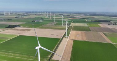 Yeşil enerji hasadı, Hollanda kırsalında rüzgar türbinleri. Hava aracı videosu.
