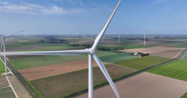 Yeşil enerji hasadı, Hollanda kırsalında rüzgar türbinleri. Hava aracı videosu.