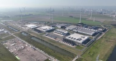 Arama motoru, internet şirketi, Eemshaven, Hollanda 'daki veri merkezi. IT teknoloji binası.