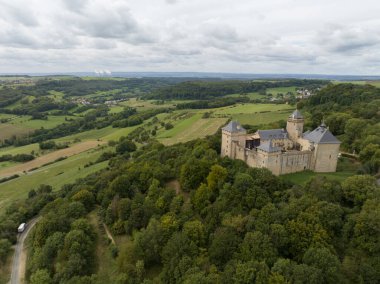 Sanat koleksiyonları ve yerel tarihle ünlü bir tepedeki ortaçağ şatosunu restore etti. Malbrouck Kalesi. Hava aracı videosu.