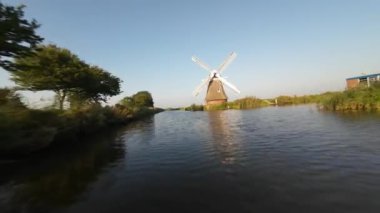 Krimstermolen bir Poldermolen veya Polder değirmeni, Yeldeğirmeni, Hollanda 'nın Groningen, Hollanda' daki geleneksel yel değirmeni. FPV etrafta uçuyor