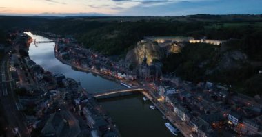 Pont Charles de Gaulle 'ün insansız hava aracı videosu, Dinant' ın tarihi merkezi şehir manzarası, Collegiale Notre-Dame gibi anıtlar, kale ve geceleri diğer önemli yerler..