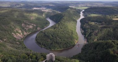 Saarschlelife, Saar Nehri 'nde bir virajdır. Saarland, Almanya 'daki ünlü turistik eğlence merkezi. Hava aracı videosu.