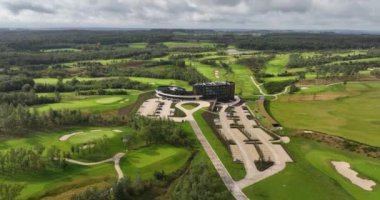 Golf sahası, tepeleri ve güzel doğası olan bir otel. Spa, spor ve sağlık merkezi. Hava aracı videosu.