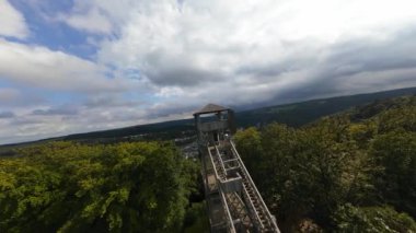 FPV, Belçika 'nın Bouillon şehrinde panoramik bir saat kulesinin içinden uçarken çekilmiş..