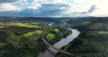 Trier-Saarburg bölgesindeki Saarburg-Kell belediyesinin Schoden yakınlarındaki Geisberg çevresindeki güzel tepe manzarası. Hava görünümü.