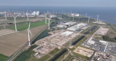 Groningen 'deki Eemshaven veri merkezinin genişlemesi ve inşası. Bilgi işlem altyapısı. Hava aracı videosu.