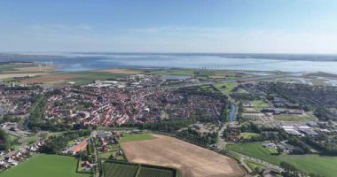 Hava aracı videosu Zierikzee ve Zeelandbridge, deniz manzaralı..