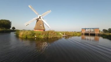 Krimstermolen bir Poldermolen veya Polder değirmeni, Yeldeğirmeni, Hollanda 'nın Groningen, Hollanda' daki geleneksel yel değirmeni. FPV etrafta uçuyor