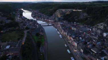 Belçika 'nın Dinant şehrinde havadan zaman aşımı. Meuse Nehri ve Şehir Merkezi Gece Genel Görünümü.