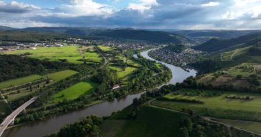 Saar nehri ve saarbrucken manzarası. Üzüm bağları ve yeşil doğası olan Saarland Vadisi. Hava videosu.