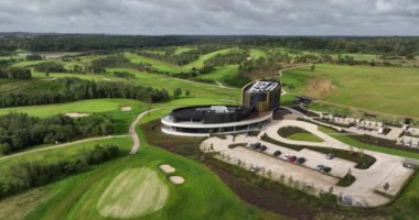 Golf sahası, tepeleri ve güzel doğası olan bir otel. Spa, spor ve sağlık merkezi. Hava aracı videosu.