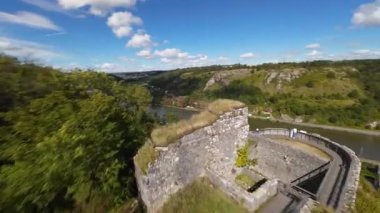 Crevecoeur Kalesi 'nin etrafında uçuşun videosu, Belçika' nın Namur eyaletinin Dinant şehrinin bir parçası olan Bouvignes-sur-Meuse 'deki harabe şato.