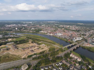 Kazernekwartier 'in inşaatı, Venlo, Limburg, Hollanda' da şehir yerleşim alanı. Hava aracı videosu.