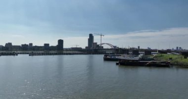 Amsterdam Sluisbuurt, Zeeburgereiland, Amsterdam, Hollanda 'daki yeni inşa edilmiş binaların insansız hava aracı videosu..