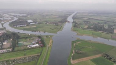 Hollanda 'nın Utrecht ve Gelderland eyaletlerinde, Rijswijk yakınlarındaki Lower Rhine ve Lek Nehri' nin kesiştiği hava aracı videosu.
