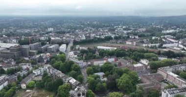 Aachen, Almanya, şehir manzarası. Tren istasyonu ve tren istasyonu. Binalar ve ana şehir. Hava aracı görünümü.