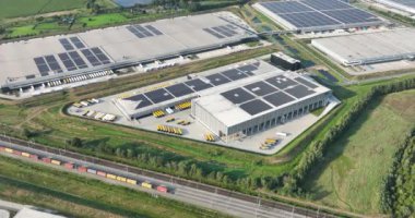 Venlo, Limburg, Hollanda, 17 Ağustos 2024: Venlo, Hollanda 'daki iş parkında DSV lojistiği. Ticaret parkı nodu, hava aracı videosu