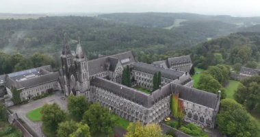 Maredsous Manastırı, Benedictine Manastırı, Belçika 'nın Namur ilinde Denee Anhee. Hava görünümü.