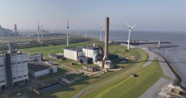 Hollanda, Eemshaven 'da enerji santrali kurdular. Hava aracı videosu.