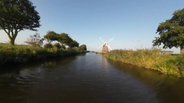 Krimstermolen bir Poldermolen veya Polder değirmeni, Yeldeğirmeni, Hollanda 'nın Groningen, Hollanda' daki geleneksel yel değirmeni. FPV İHA videosu etrafta uçuyor