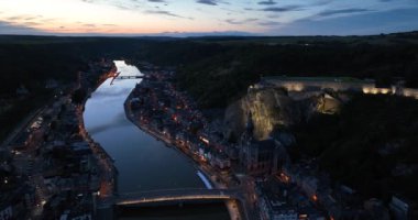 Dinant Kalesi, Dinant, Belçika 'daki anıt, şehir merkezi, Meuse nehri ikonları. Gece hava videosu.