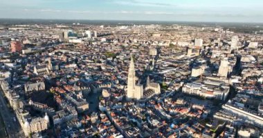 Günbatımında Belçika 'nın Antwerp katedrali. Şehir hava durumu.