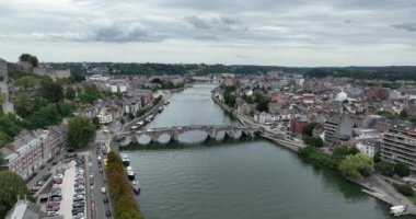 Namur şehri manzarası, kale ve şehir merkezi, nehirler ve altyapı. Hava aracı videosu.