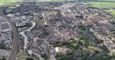 Woerden şehri, Utrecht, Hollanda. Tarihi şehir merkezi, merkezin çevresindeki tahkim kanalları. Hava aracı görünümü.