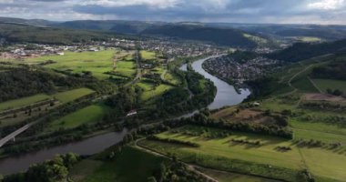 Hilly, Almanya 'da Trier Saarburg eyaletinde yer alan bir şehirdir. Saar Nehri, gündüz hava aracı görüntüsü