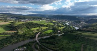 Hilly, Almanya 'da Trier Saarburg eyaletinde yer alan bir şehirdir. Saar Nehri, gündüz hava aracı görüntüsü