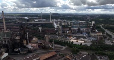 Almanya 'da ağır sanayi, metal üretim fırını. Hava aracı videosu. Saar Dillingen.