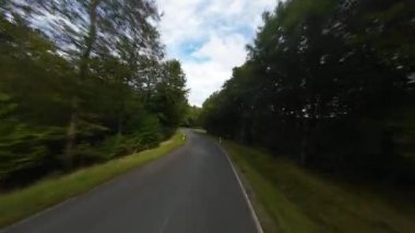 Eyfel Almanya 'sında tepelerde yol sürerken. FPV hava aracı