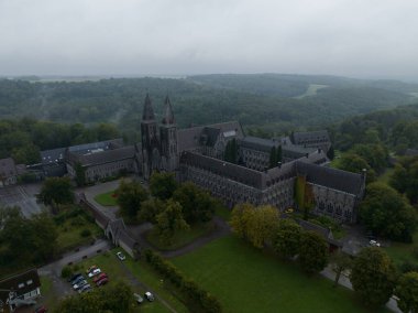 Maredsous Manastırı, Benedictine Manastırı, Belçika 'nın Namur ilinde Denee Anhee. Hava görünümü.