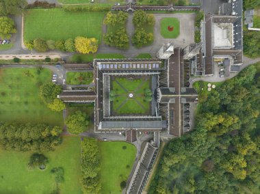 Maredsous Manastırı, Benedictine Manastırı, Belçika 'nın Namur ilinde Denee Anhee. Hava görünümü.