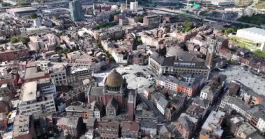 Charleroi şehir meydanı, Wallonia, Belçika, belediye binası, Vauban Meydanı, Saint Christophe kilisesi. Hava aracı videosu.