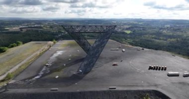 Saarpolygon, Saarland, Saarland 'daki Saar Polygon, Saarland' daki kömür madenciliği endüstrisinin anısına dikilmiş bir anıttır. Hava aracı videosu.