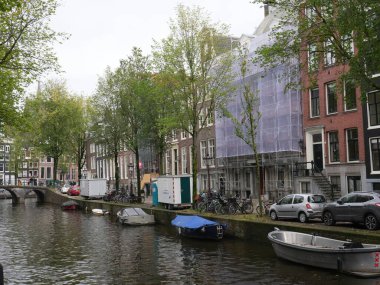 Amsterdam, Kuzey Hollanda, Hollanda, 2 Ekim 2024: Amsterdam şehir merkezindeki kanal evleri, ikonik tarihi Hollanda mimarisi, sokak manzarası. Geleneksel evler.