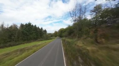 Alman Eifel bölgesinden geçen virajlı yol, tepeler ve orman yolu. Hava fpv videosu.