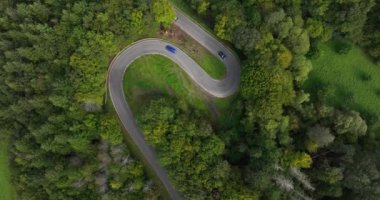 Almanya 'nın ormanlık kesiminde, Eifel bölgesinde virajlı, virajlı bir yol. Hava aracı videosu.