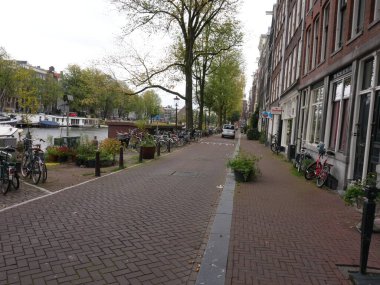 Amsterdam, Kuzey Hollanda, Hollanda, 2 Ekim 2024: Fotoğraf Amsterdam, Hollanda şehir merkezinde çekildi. Kanallar ve kanal evleri. Şehir sokakları.
