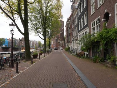 Amsterdam, Kuzey Hollanda, Hollanda, 2 Ekim 2024: Fotoğraf Amsterdam, Hollanda şehir merkezinde çekildi. Kanallar ve kanal evleri. Şehir sokakları.