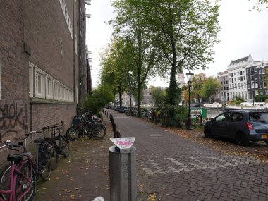 Amsterdam, Kuzey Hollanda, Hollanda, 2 Ekim 2024: Fotoğraf Amsterdam, Hollanda şehir merkezinde çekildi. Kanallar ve kanal evleri. Şehir sokakları.