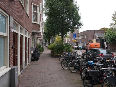 Amsterdam, Kuzey Hollanda, Hollanda, 2 Ekim 2024: Fotoğraf Amsterdam, Hollanda şehir merkezinde çekildi. Kanallar ve kanal evleri. Şehir sokakları.